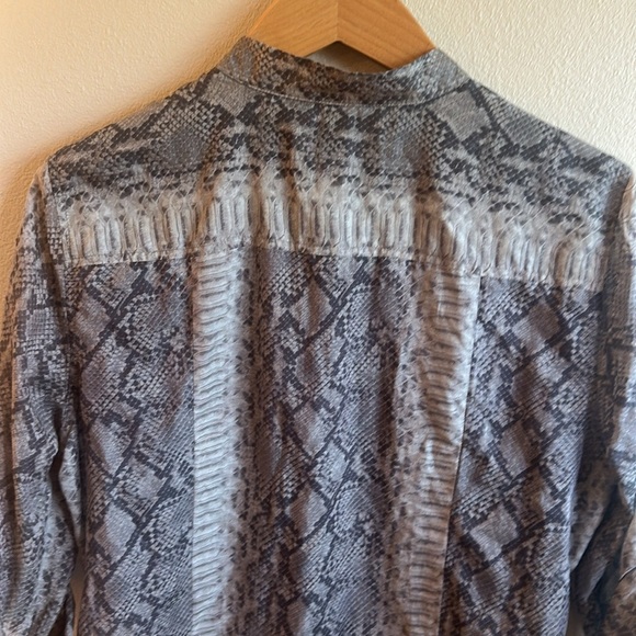 Michael Kors Button Up Shirt Size 12 Gray Black Animal Print Band Collar - Picture 8 of 13